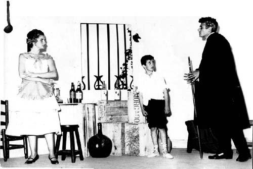 r_1959-1960 zapatera prodigiosa_3.jpg - Lycée Regnault - TANGER / MAROC - Année scolaire: 1959. Représentation par des élèves du Lycée Regnault de 'La Zapatera Prodigiosa' de F.Garcia Lorca à la Salle BastianelliPhotos communiquées par Maurice BENDELACMise en scène par Claude Esteban, professeur d'Espagnol avec des élèves de Première et de Seconde et moi-même qui était alors en 6ème.Rolande Montfollet, Maurice Bendelac et Mario Bitton